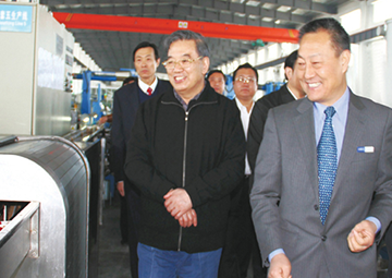 第十一届天下政协副主席李金华考察尊龙官方网站首页科技